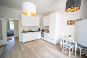 FULL HOUSE Studios - L96 2 Bedroom Apartment