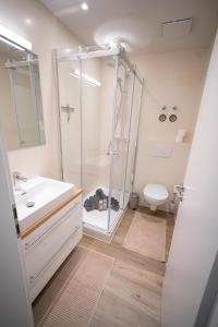 FULL HOUSE Studios - L96 2 Bedroom Apartment