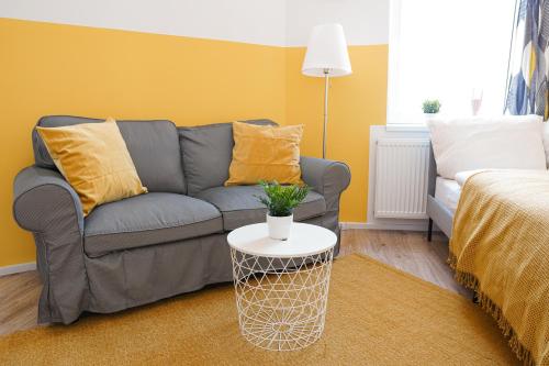 FULL HOUSE Studios - Yellow Apartment - NETFLIX + Nescafé
