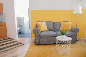 FULL HOUSE Studios - Yellow Apartment - NETFLIX + Nescafé