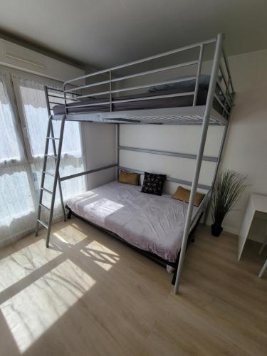 Fully equipped apartment 5min from the train