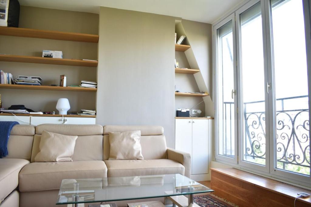 Fully Renovated Bright Studio With High View , 75011 Paris