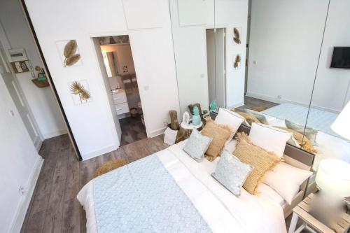 Furnished air-conditioned apartment near the beaches in the city center