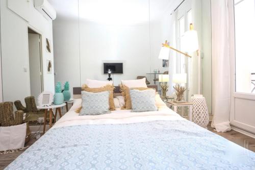 Furnished air-conditioned apartment near the beaches in the city center