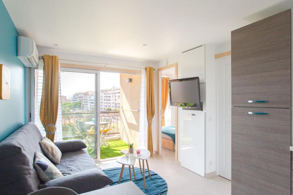 Furnished air-conditioned apartment with furnished terrace & parking 11 Avenue Pierre Semard, 06150 Cannes