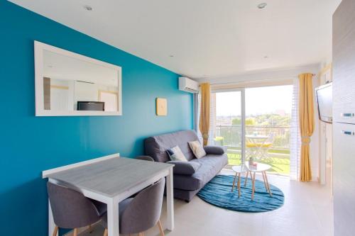 Furnished air-conditioned apartment with furnished terrace & parking