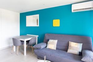 Furnished air-conditioned apartment with furnished terrace & parking