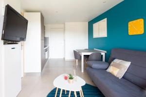 Furnished air-conditioned apartment with furnished terrace & parking