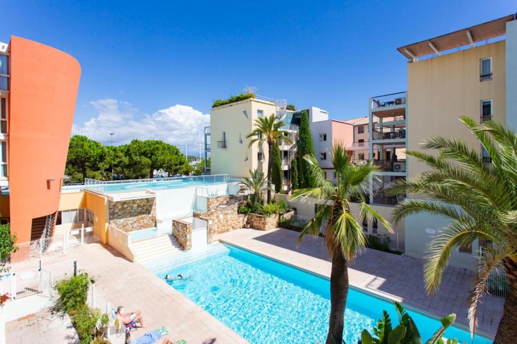 Appartement Furnished air-conditioned apartment with parking & a terrace Rated 3 stars 1 Avenue Frédéric Mistral 06600 Antibes