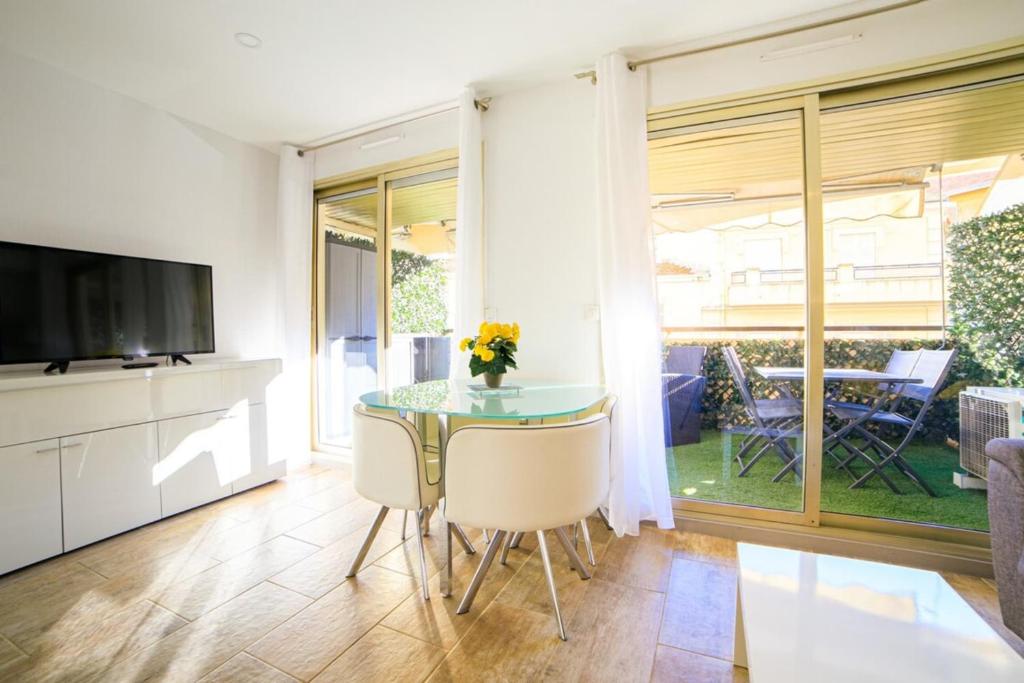 Appartement Furnished air-conditioned apartment with terrace near the beaches 1 Rue du Châtaignier 06400 Cannes