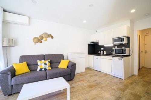 Furnished air-conditioned apartment with terrace near the beaches