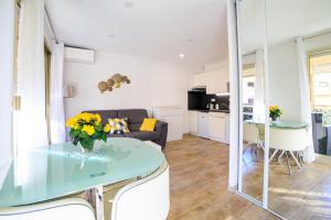 Furnished air-conditioned apartment with terrace near the beaches