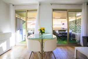Furnished air-conditioned apartment with terrace near the beaches