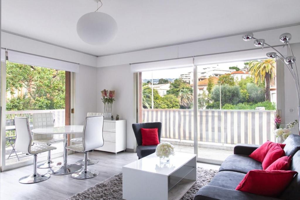 Furnished air-conditioned apartment with terrace near the city center 26 Avenue de Madrid, 06400 Cannes