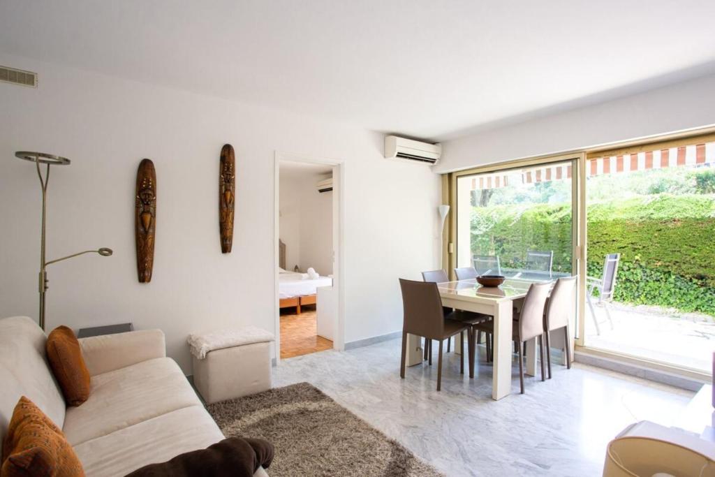 Appartement Furnished air-conditioned apartment with terrace & parking in a residential 239 Chemin de Saint-Claude 06600 Antibes