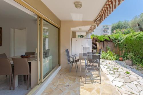 Furnished air-conditioned apartment with terrace & parking in a residential