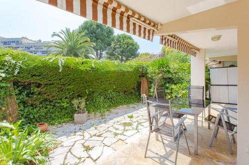 Furnished air-conditioned apartment with terrace & parking in a residential