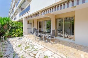 Furnished air-conditioned apartment with terrace & parking in a residential
