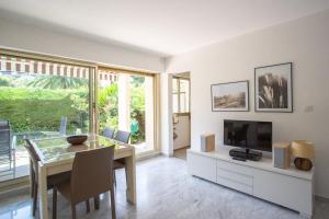 Furnished air-conditioned apartment with terrace & parking in a residential