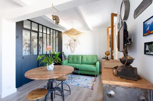 Furnished air-conditioned studio classified 2 stars near the beach&old port