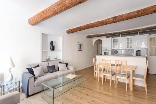 Furnished apartment 2 bedrooms in the old port district near the beaches