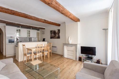 Furnished apartment 2 bedrooms in the old port district near the beaches