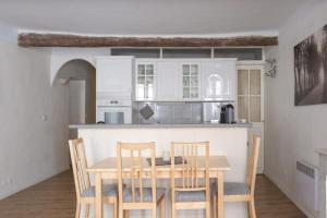Furnished apartment 2 bedrooms in the old port district near the beaches