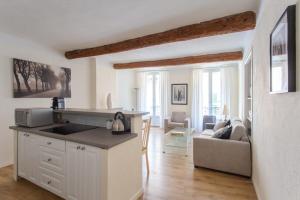 Furnished apartment 2 bedrooms in the old port district near the beaches