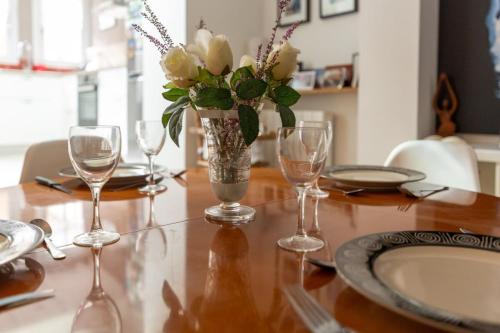 Furnished Apartment Near Palais de la Justice With 2 Bedrooms & a Garden