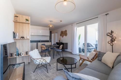 Furnished Apartment Near the Lake With Furnished Balcony Mountain View
