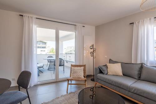 Furnished Apartment Near the Lake With Furnished Balcony Mountain View