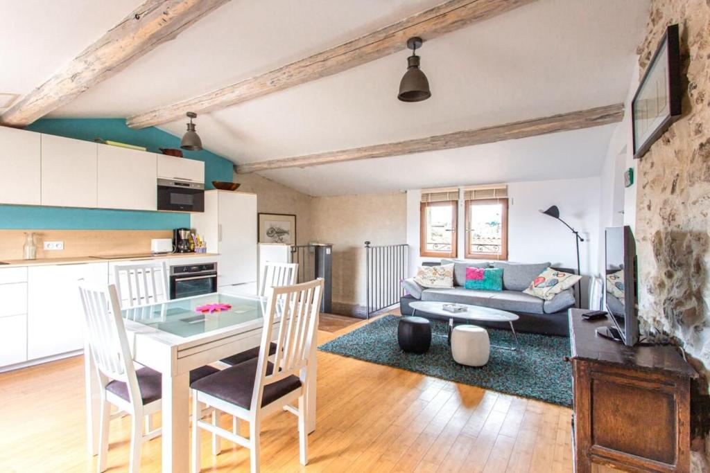 Furnished duplex apartment in a quiet area near the beaches and amenities 18 Rue de l'Horloge, 06600 Antibes