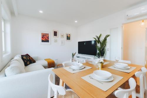 Gabriela Apartment - Spacious Apt Near City Centre with Santa Luzia Views