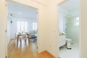 Gabriela Apartment - Spacious Apt Near City Centre with Santa Luzia Views