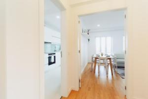Gabriela Apartment - Spacious Apt Near City Centre with Santa Luzia Views
