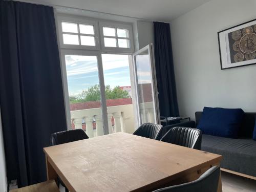 Gaming PS5 + 65 Zoll 4K TV Wohnung mit Balkon