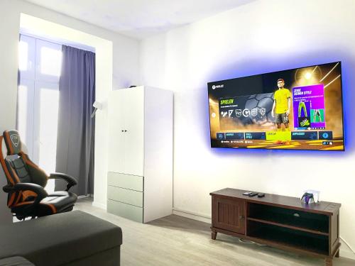 Gaming PS5 + 65 Zoll 4K TV Wohnung mit Balkon
