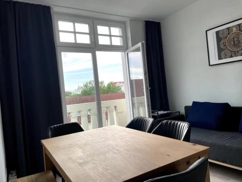 Gaming PS5 + 65 Zoll 4K TV Wohnung mit Balkon