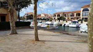 Garden Floor 4pers, On The Marina 500m away from the Beaches