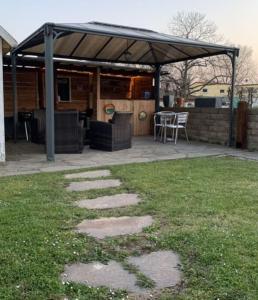 Gemütliche 2.5 Zimmer Wohnung mit Garten
