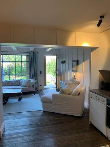 Gemütliches Kamin Loft mit kleinem Garten