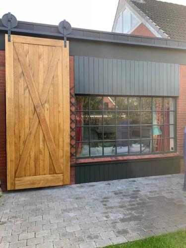 Gemütliches Kamin Loft mit kleinem Garten