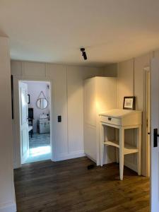 Gemütliches Kamin Loft mit kleinem Garten