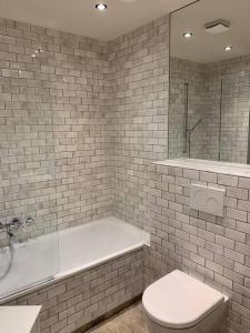 Gemütliches Kamin Loft mit kleinem Garten