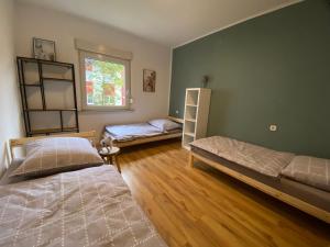 Gemütliches Montuerszimmer mit Waldblick
