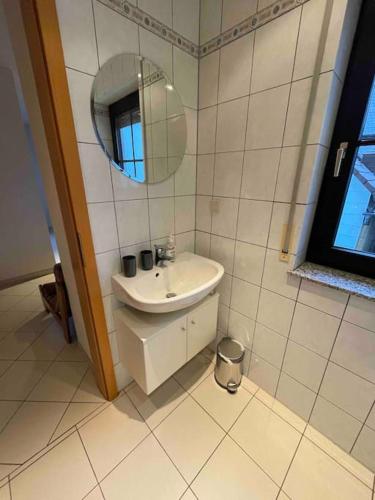 Geräumiges Zimmer mit Duschbad