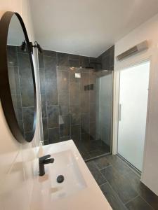 Gerenoveerd appartement. centrum, zwembad, strand!