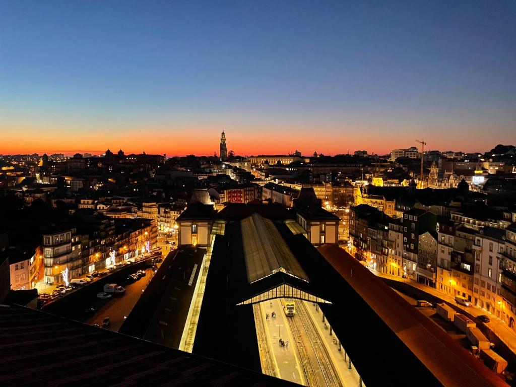GET a train and city view Rua de Cimo de Vila 137, 4000-137 Porto