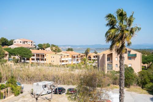 GIENS Proche plage, vue mer, parking - LESCLESDENICOLE