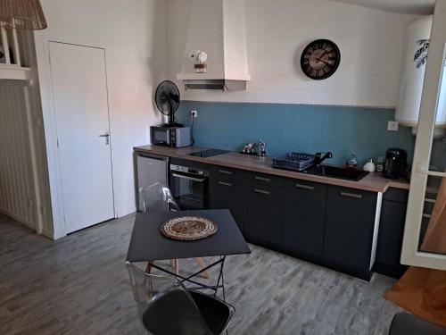 Appartement gilka 2 16 Rue Édouard Grimaux 17300 Rochefort -1